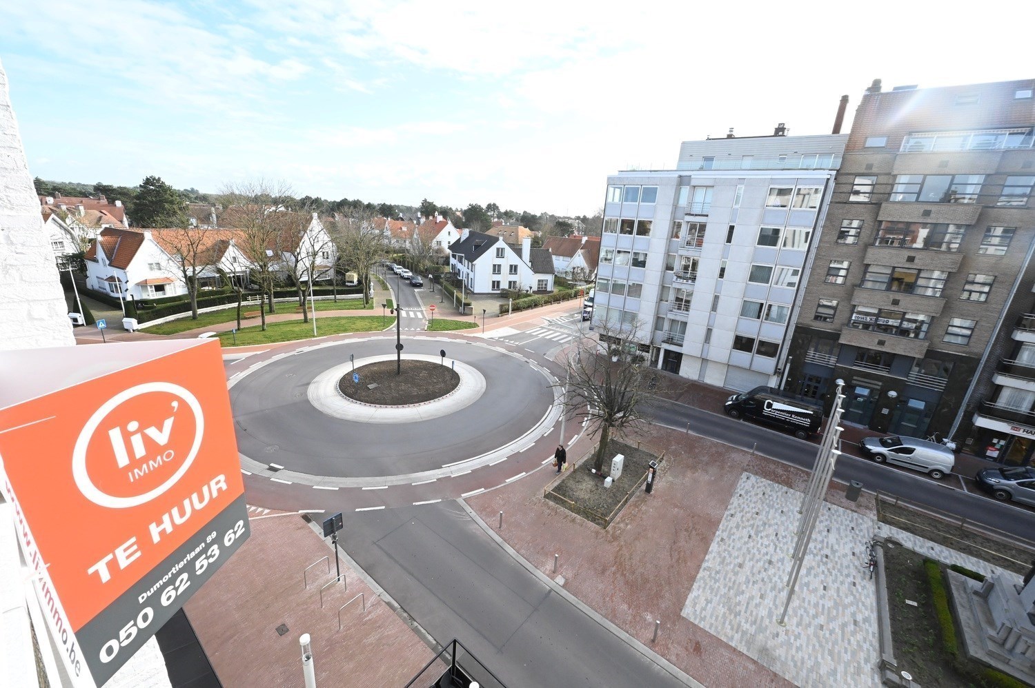 ONGEMEUBELD - NIEUW - Luxueus gerenoveerd appartement met 3 slaapkamers en met een OPEN ZICHT op het Burgemeester Frans Desmidtplein. 