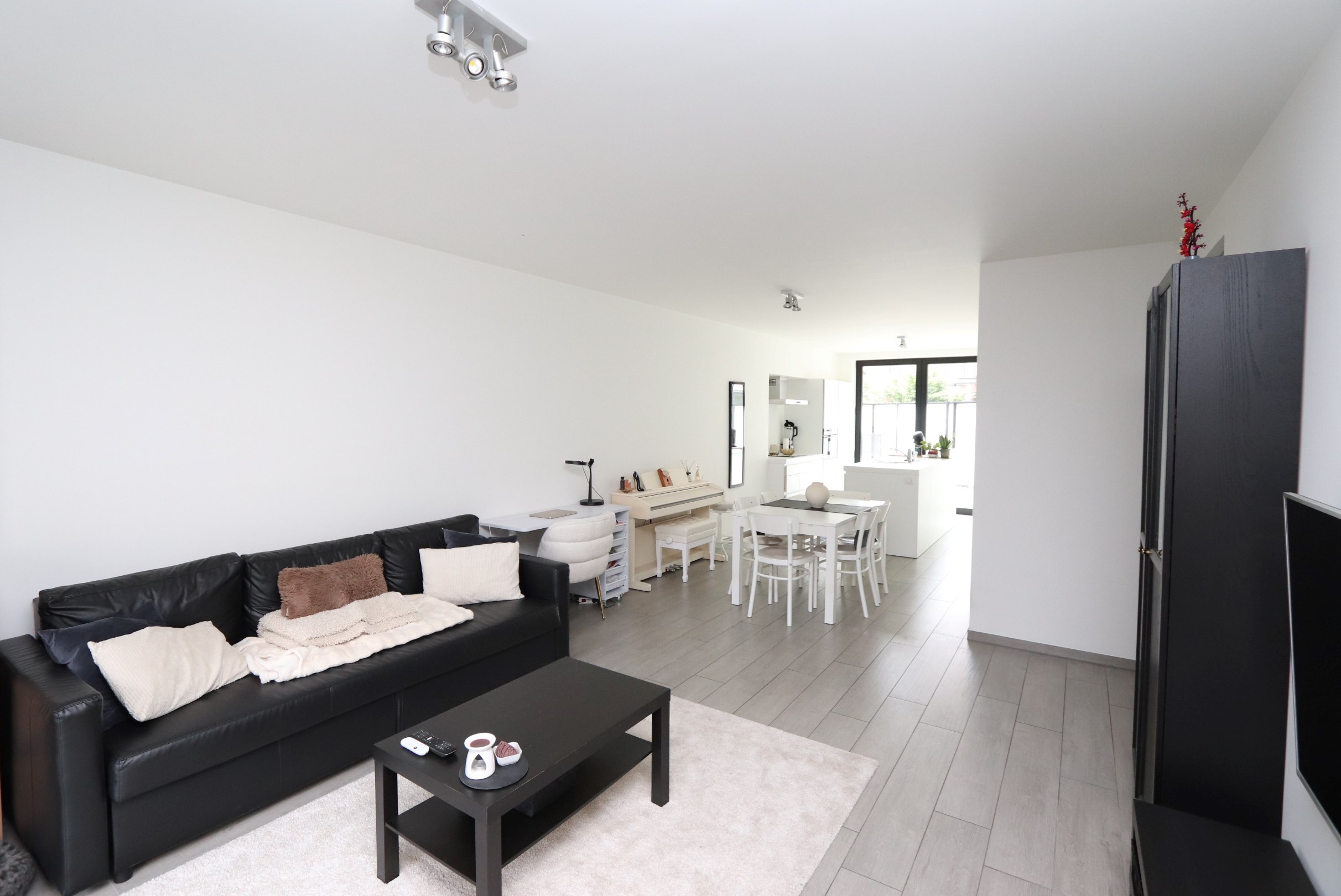 INSTAPKLAAR APPARTEMENT MET 2 SLAAPKAMER EN GARAGE 