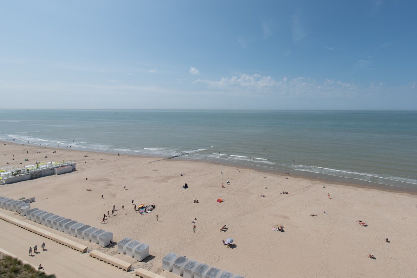 Instapklare Penthouse met 2 ruime terrassen op de zeedijk 