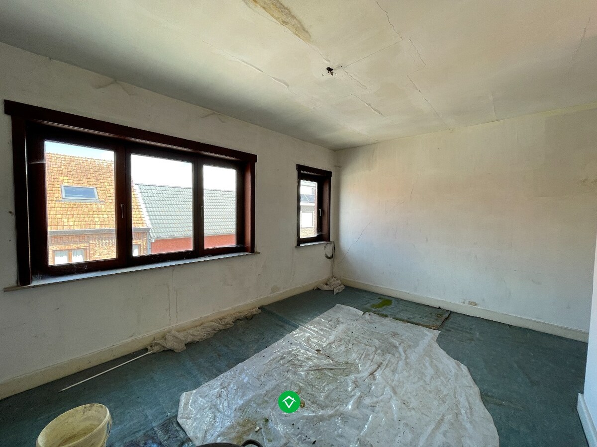 Woning met 3 slaapkamers, zeer grote werkplaats/garage/loods en tuin te Roeselare 