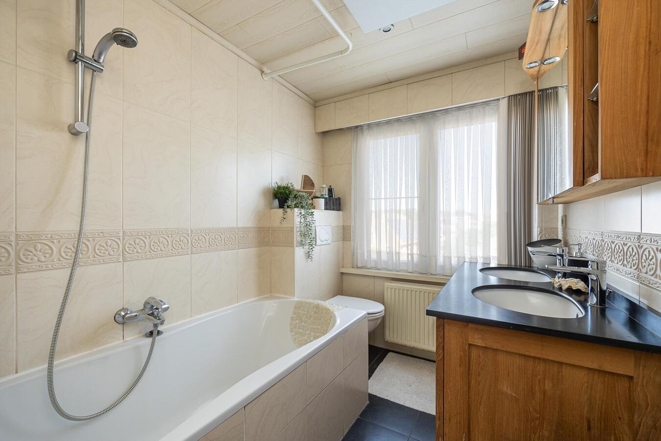 Zeer ruime bel-&#233;tage woning in een rustige woonwijk! 