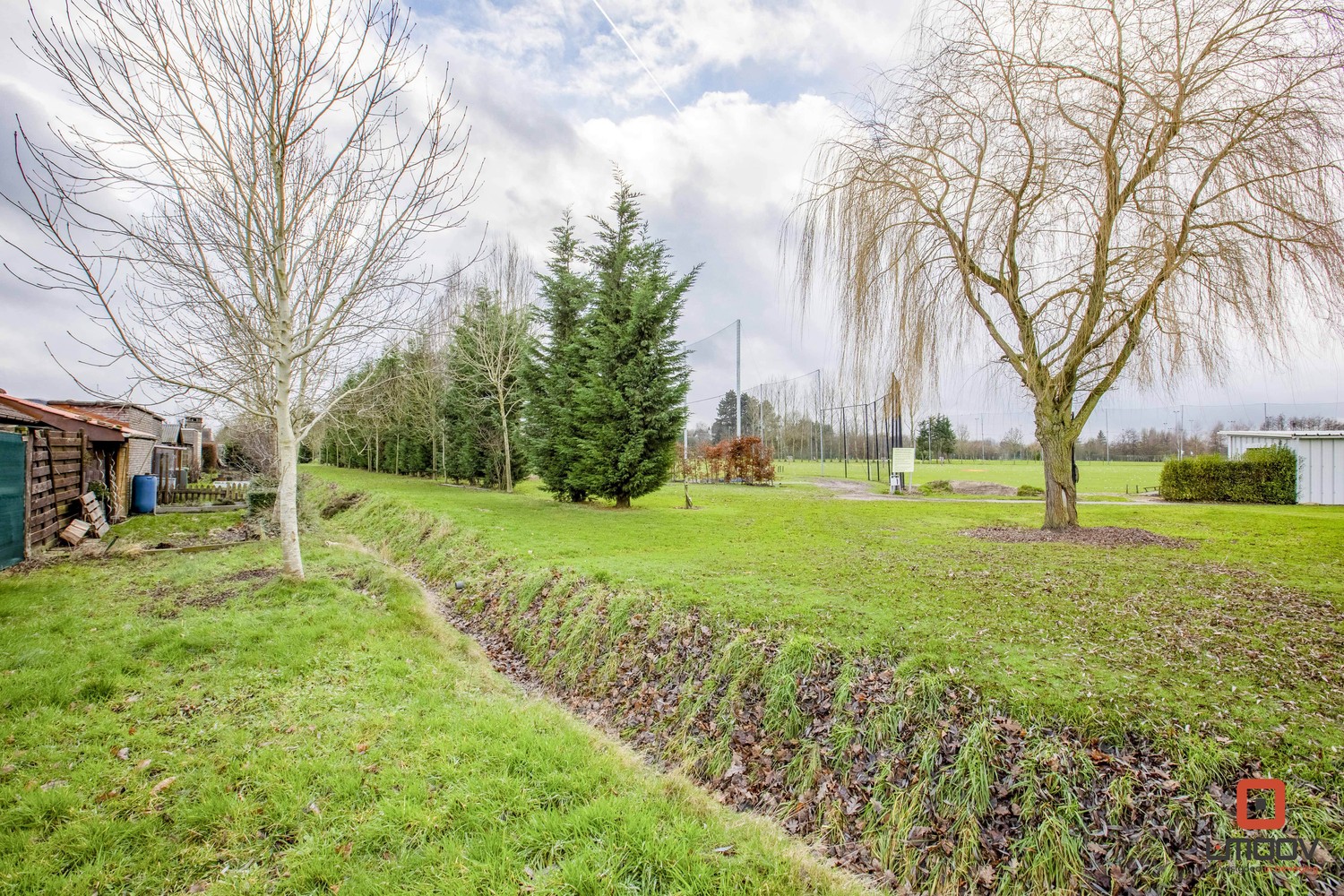 Halfopen bungalow in woonwijk 