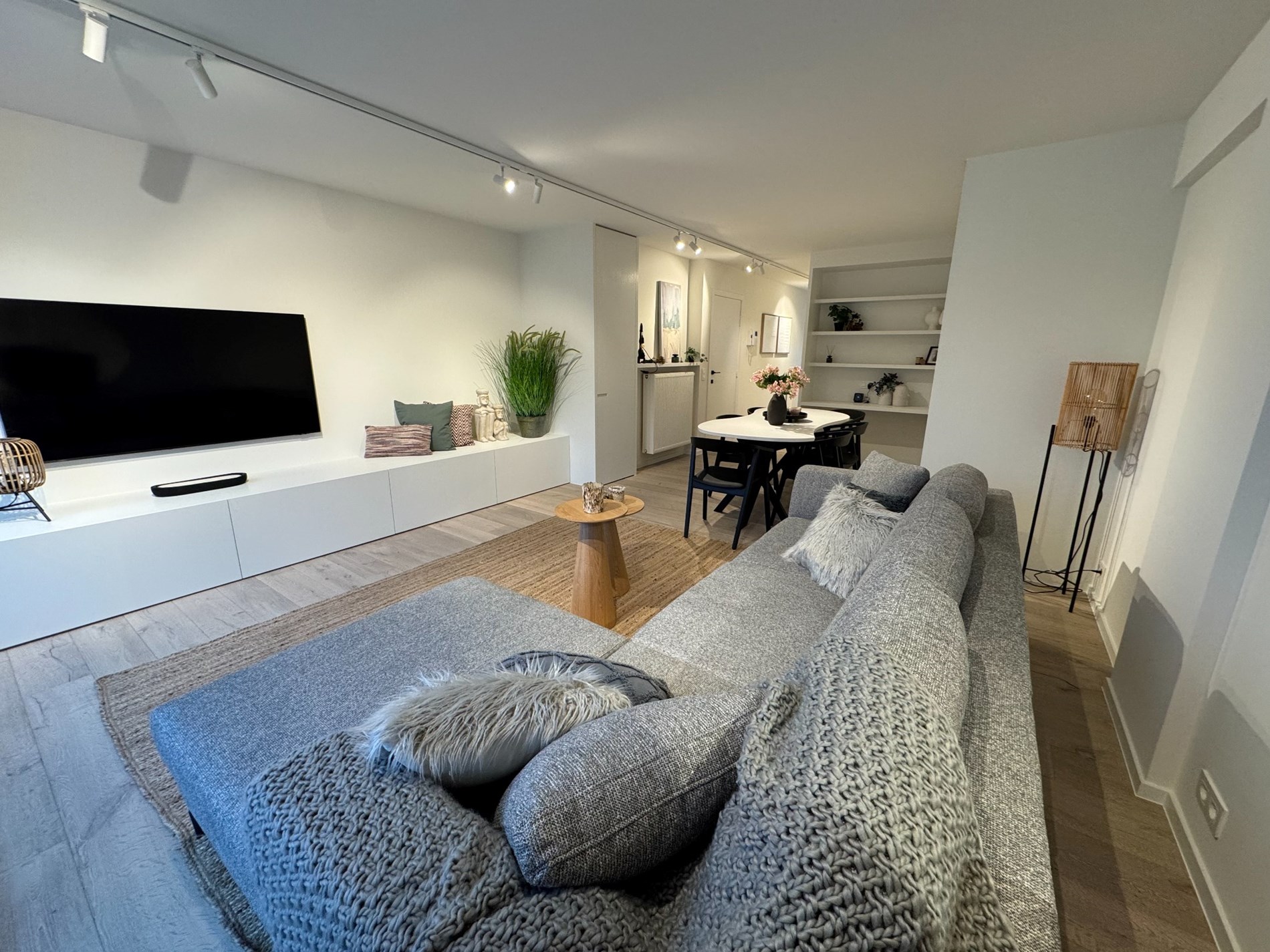 Magnifique penthouse en duplex r&#233;nov&#233; avec de magnifiques terrasses &#224; proximit&#233; de l&#39;avenue Lippens et de la plage de Knokke. 