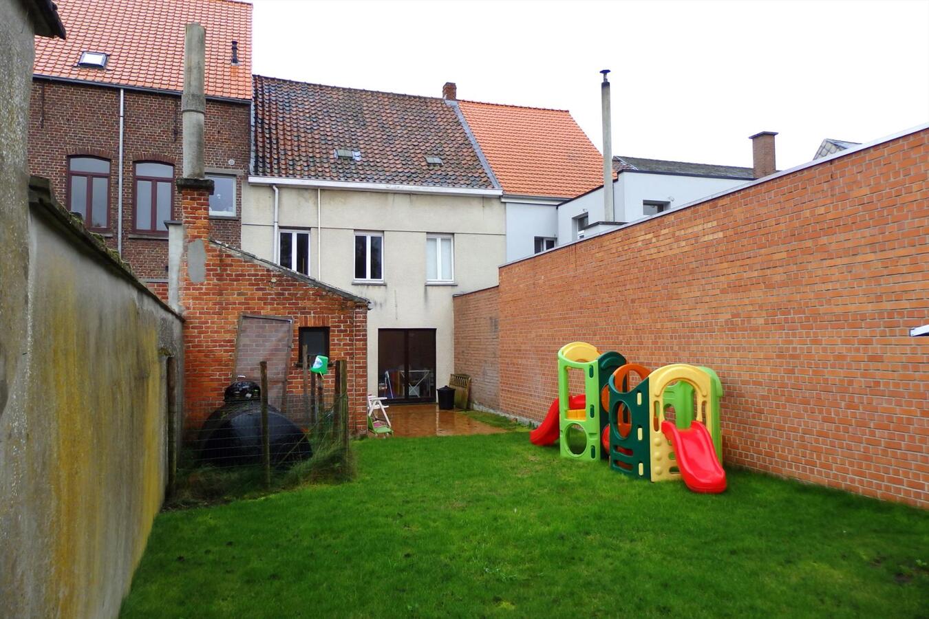 Rijwoning met potentieel in hartje Zomergem! 