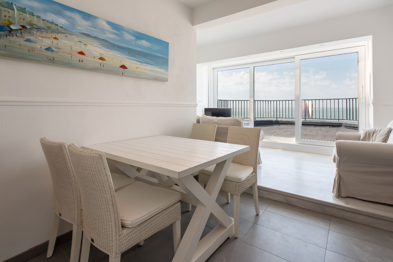 Instapklare Penthouse met 2 ruime terrassen op de zeedijk 