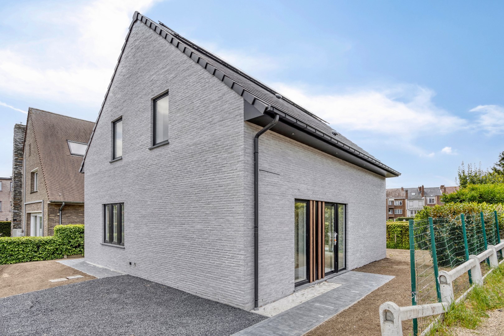 Nieuwbouwwoning met 3 slaapkamers nabij het centrum van Halle. 