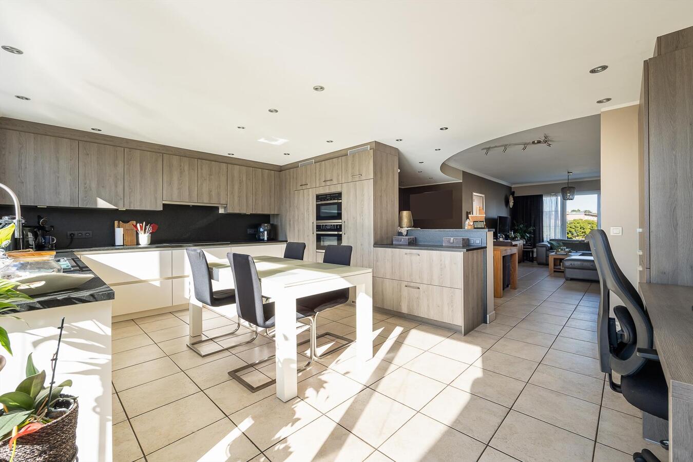 Zeer ruime bel-&#233;tage woning in een rustige woonwijk! 