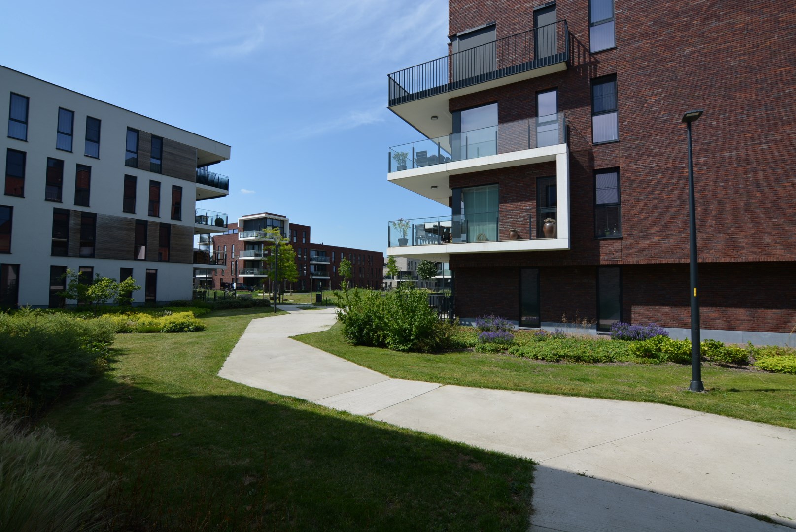 Modern energiezuinig appartement met 2 slpks, terras, autostaanplaats en kelderberging. 