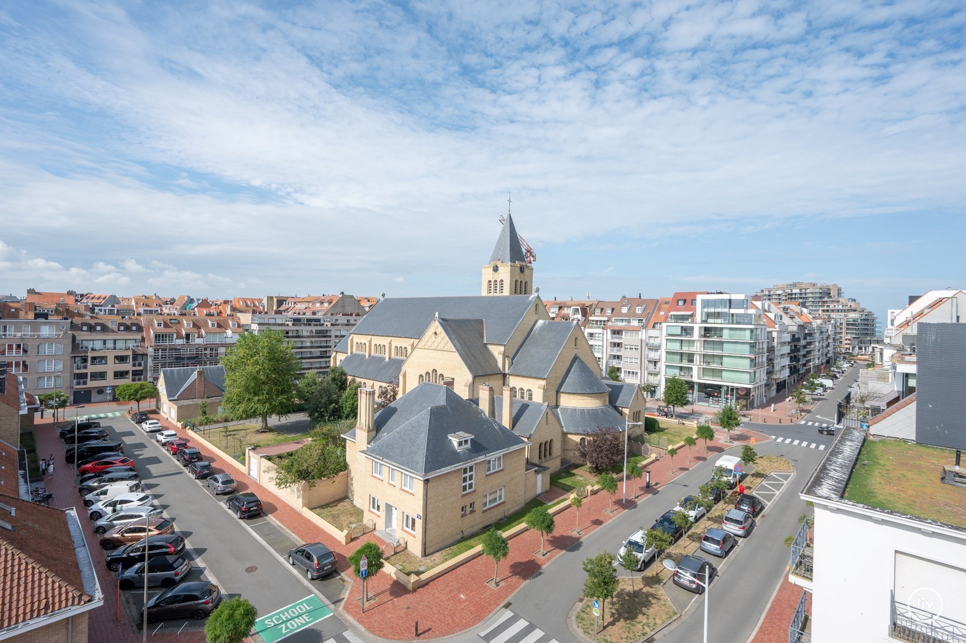 Duplex d&#39;angle de 160 m2 avec de magnifiques vues d&#233;gag&#233;es sur l&#39;avenue Dumortier &#224; Knokke. 