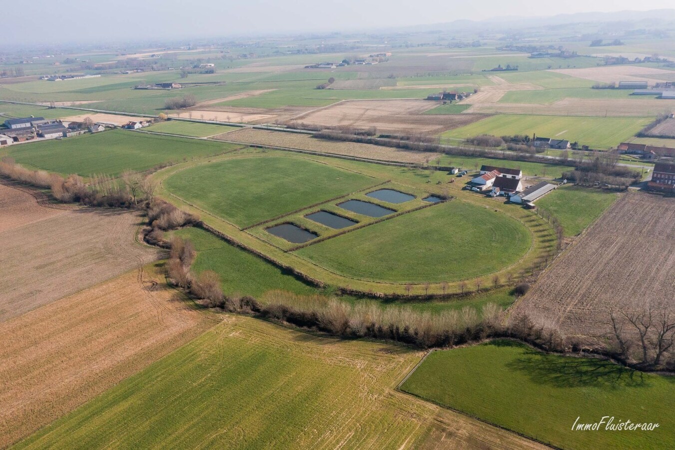 Idyllische en multifunctionele eigendom met stalling, bijgebouwen en renbaan op ca. 7ha 