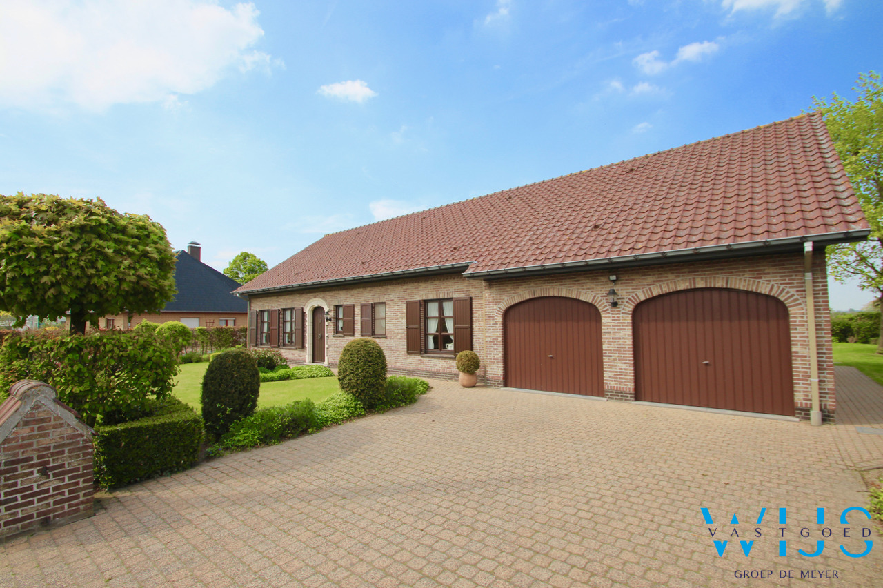 Prachtige instapklare en ruime woning op 1547m&#178;  te OOSTEEKLO 