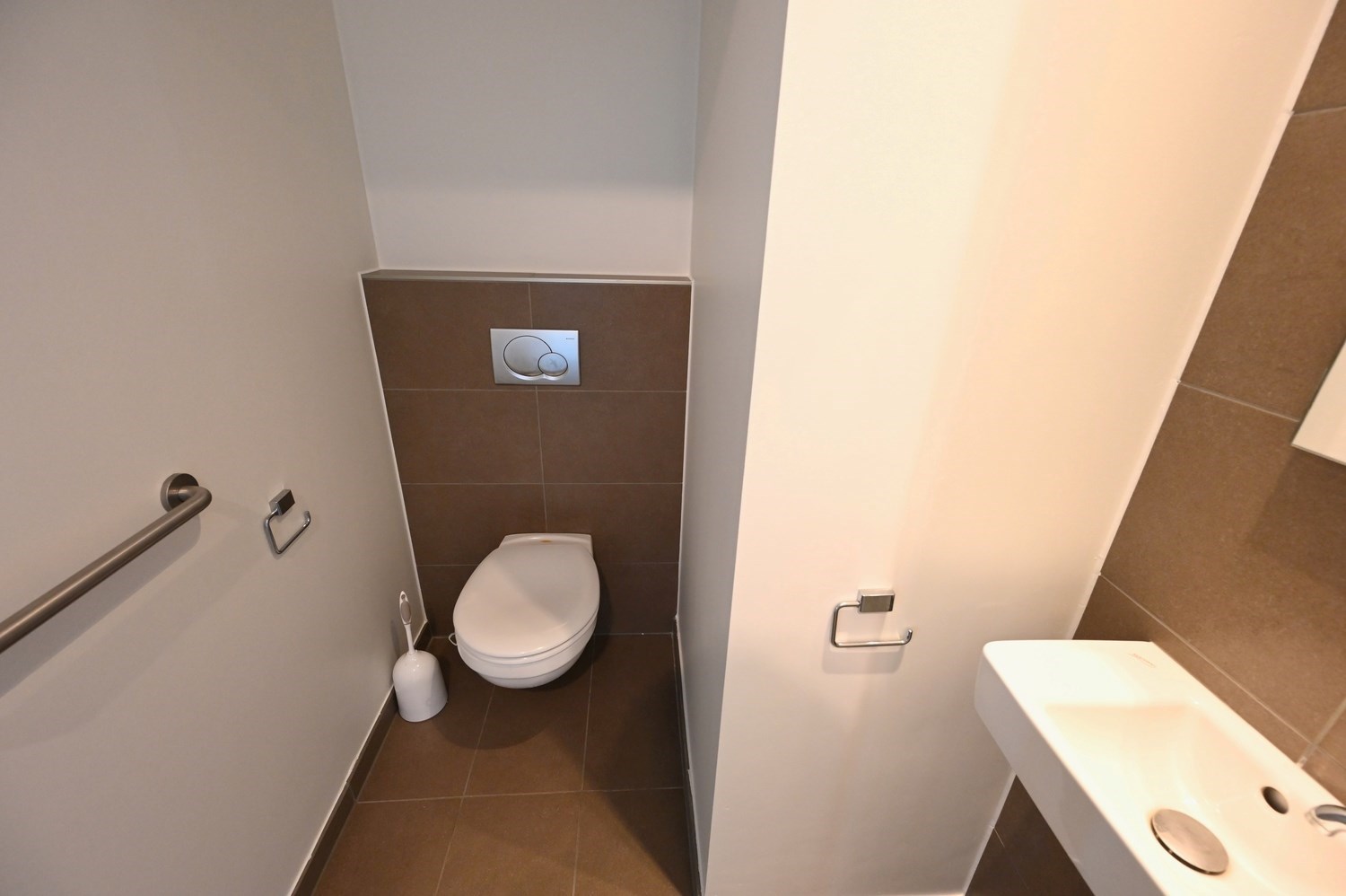 ONGEMEUBELD - Woonappartement in een rustige residentie, op de Lippenslaan (10m fa&#231;ade!). 
