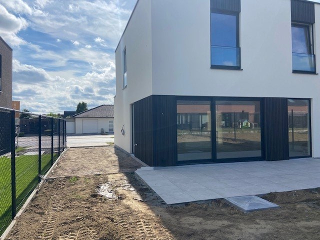 Nieuwbouw halfopen woning op een goeie ligging in gloednieuwe verkaveling! 