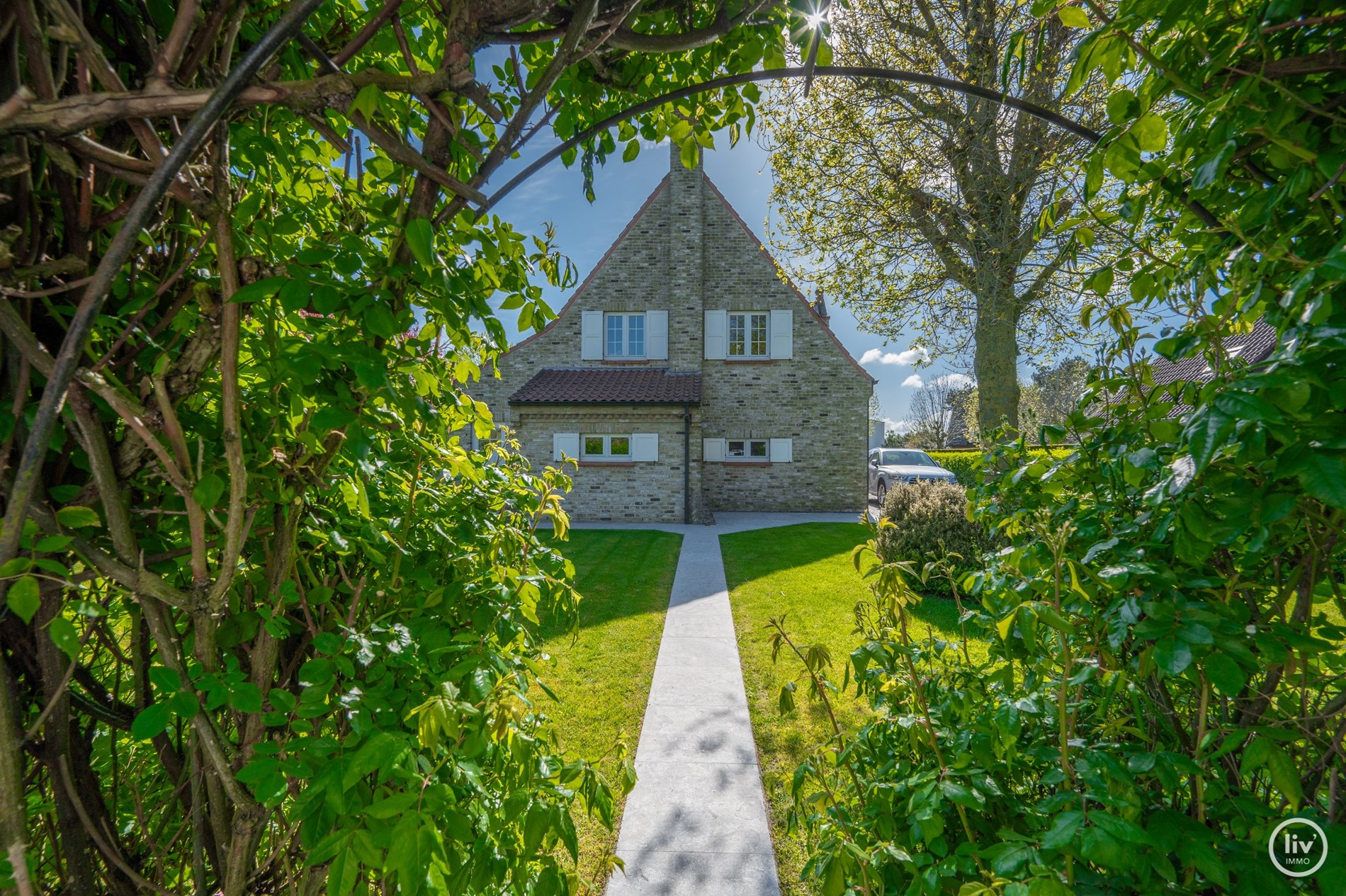 Magnifique villa, situ&#233;e sur un grand terrain de 1365 m2 dans un quartier r&#233;sidentiel de villas &#224; distance de v&#233;lo du centre de Knokke. 