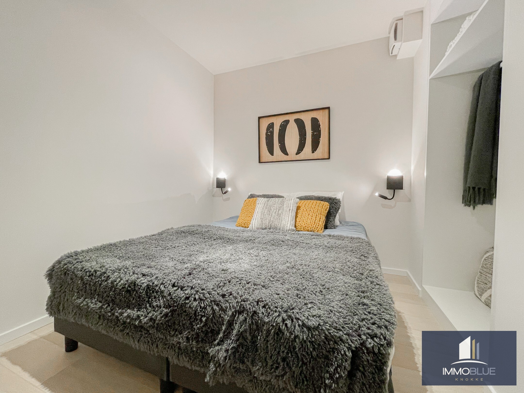 Volledig gerenoveerd lichtrijk appartement met een mooi zijdelings zeezicht, gelegen nabij het Driehoeksplein. 
