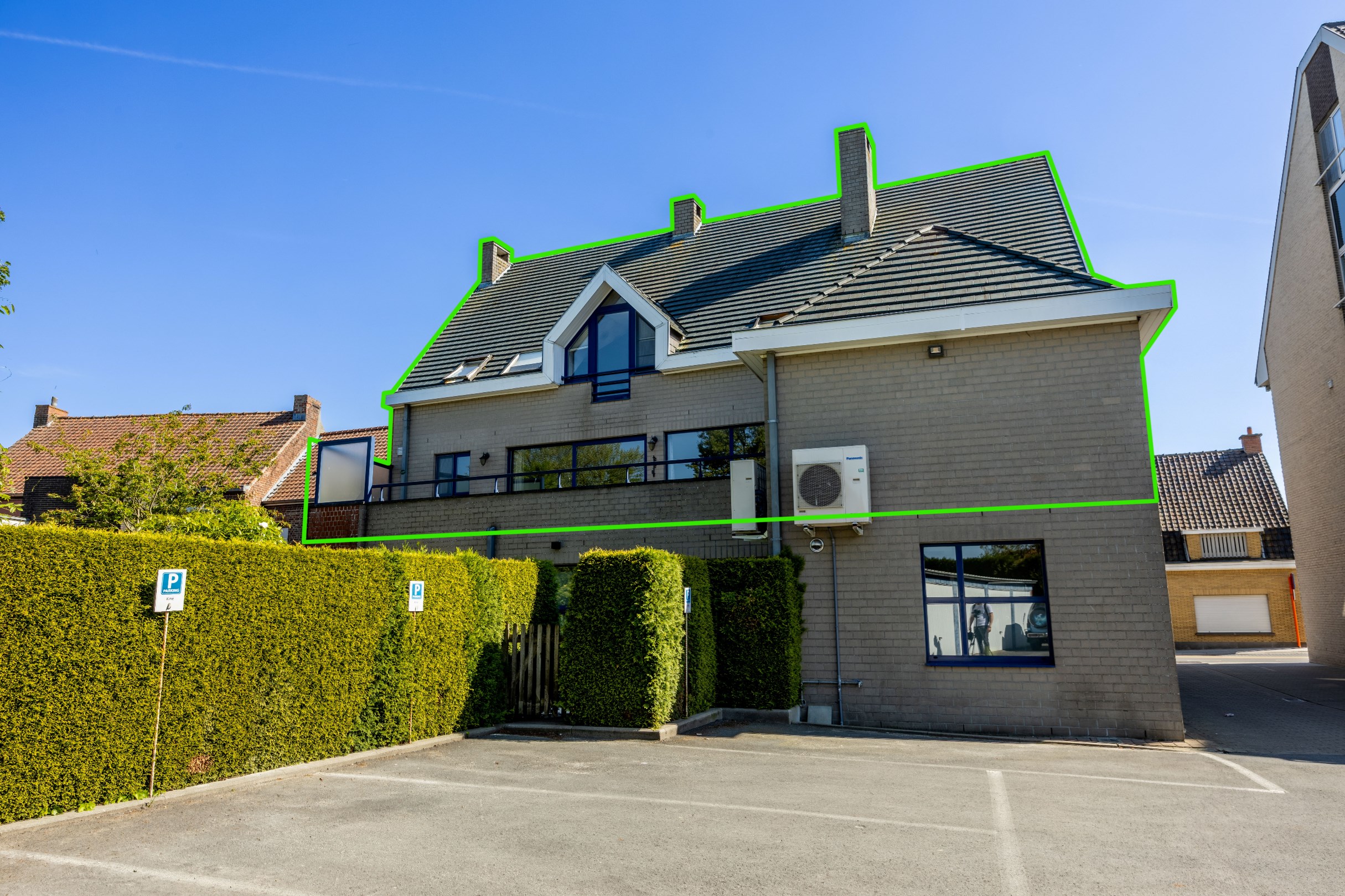 INVESTERINGSEIGENDOM MET 4 APPARTEMENTEN EN 4 GARAGES 
