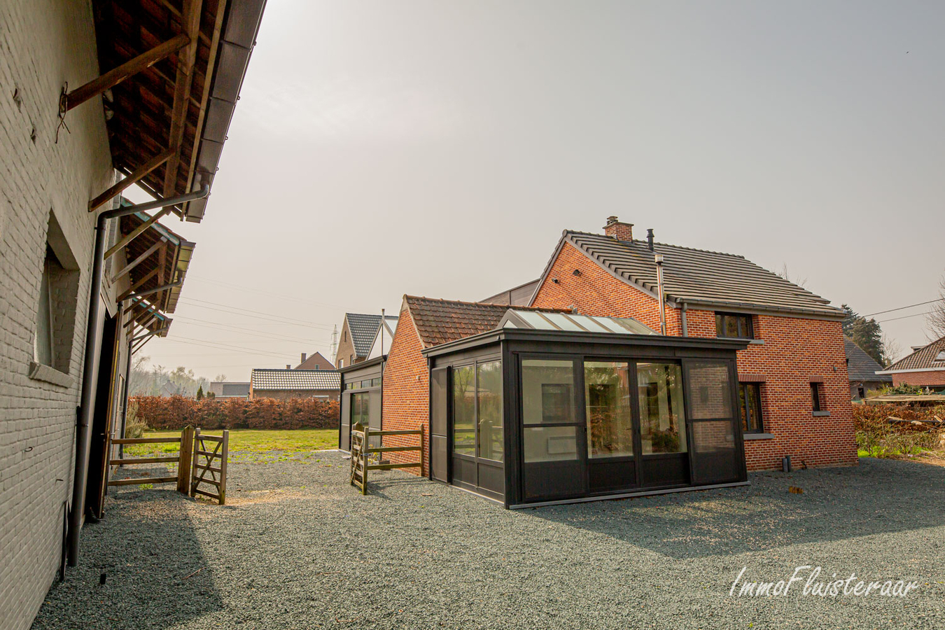 Hedendaagse villa met aanhorigheden op een perceeloppervlakte van 1,6 ha te Belsele 