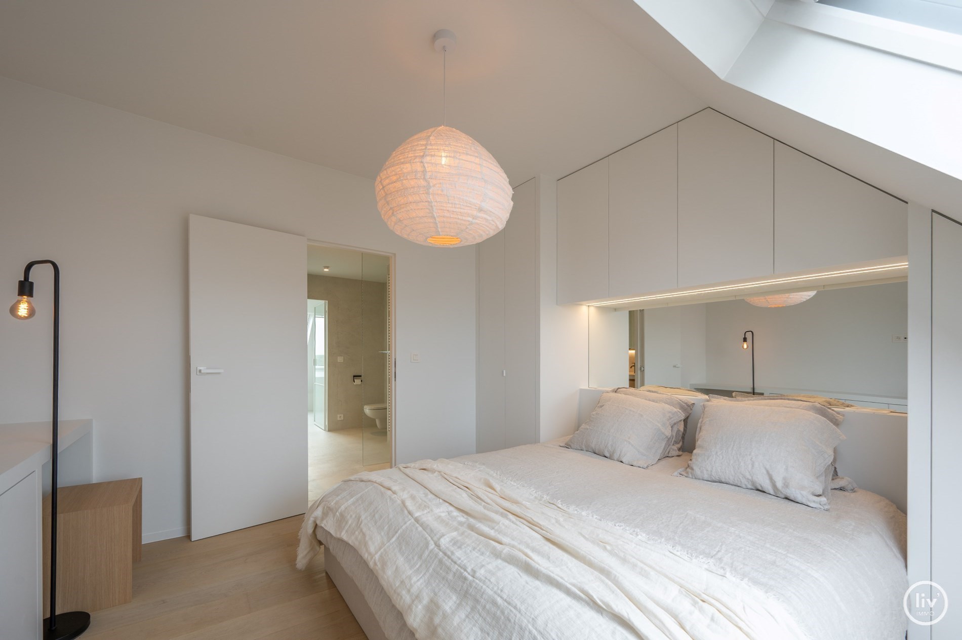 Prachtig gerenoveerd duplex appartement met ruim Westgericht terras gelegen op de Lippenslaan te Knokke. 