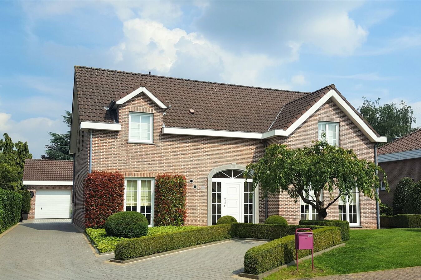 Perfect onderhouden villa met 4 slaapkamers en apart garagegebouw 