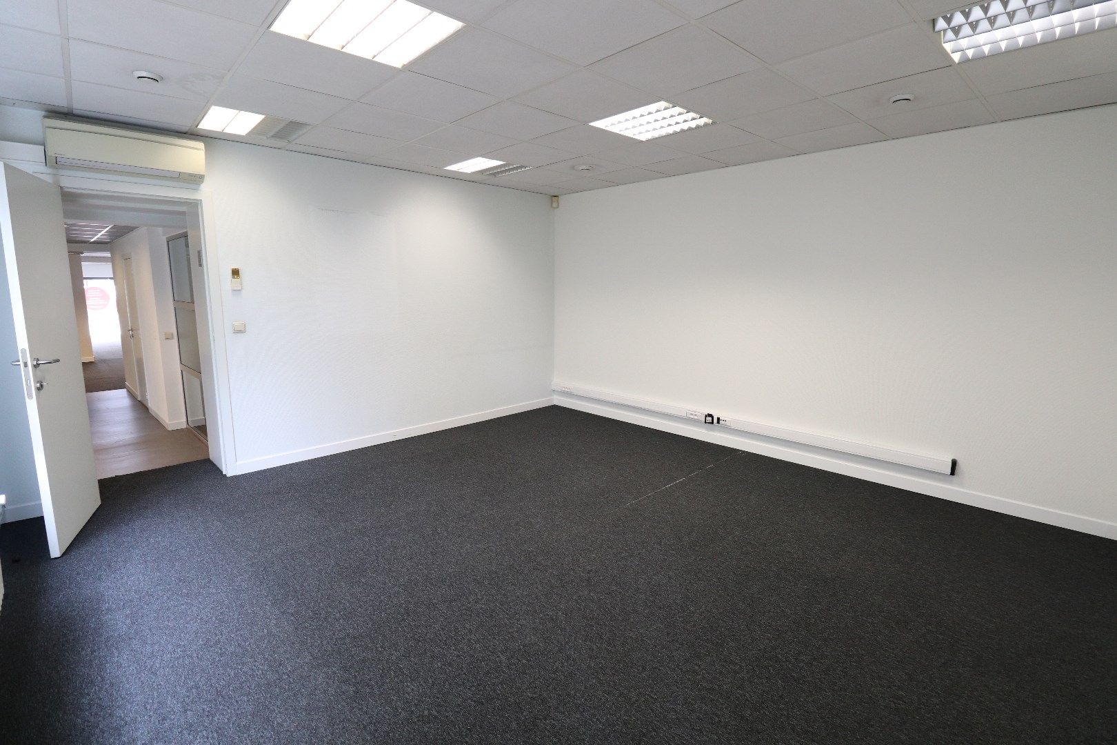 Ruim handelspand (+/- 400m&#178;) te huur gelegen op TOPLOCATIE in Geel! 