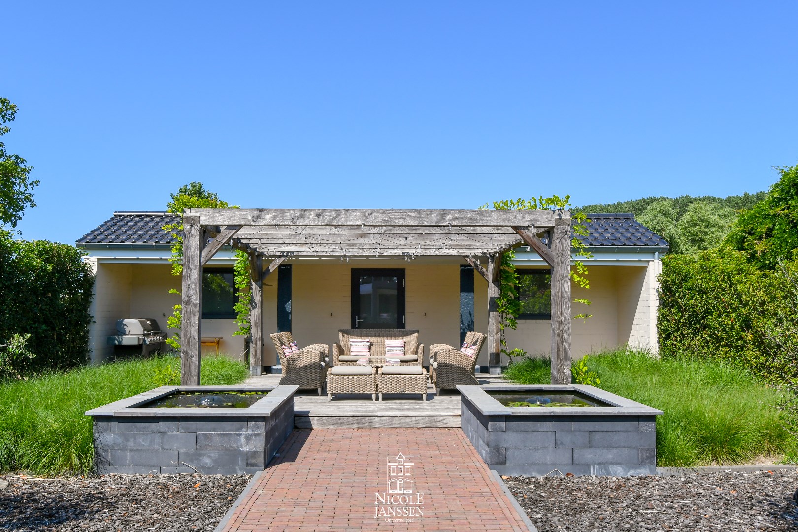 Ruim buitenterras met houten pergola 