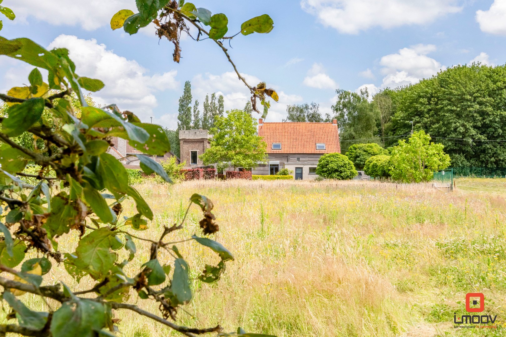 Ruime, landelijk gelegen, op te frissen woning met authentiek karakter en talloze mogelijkheden 