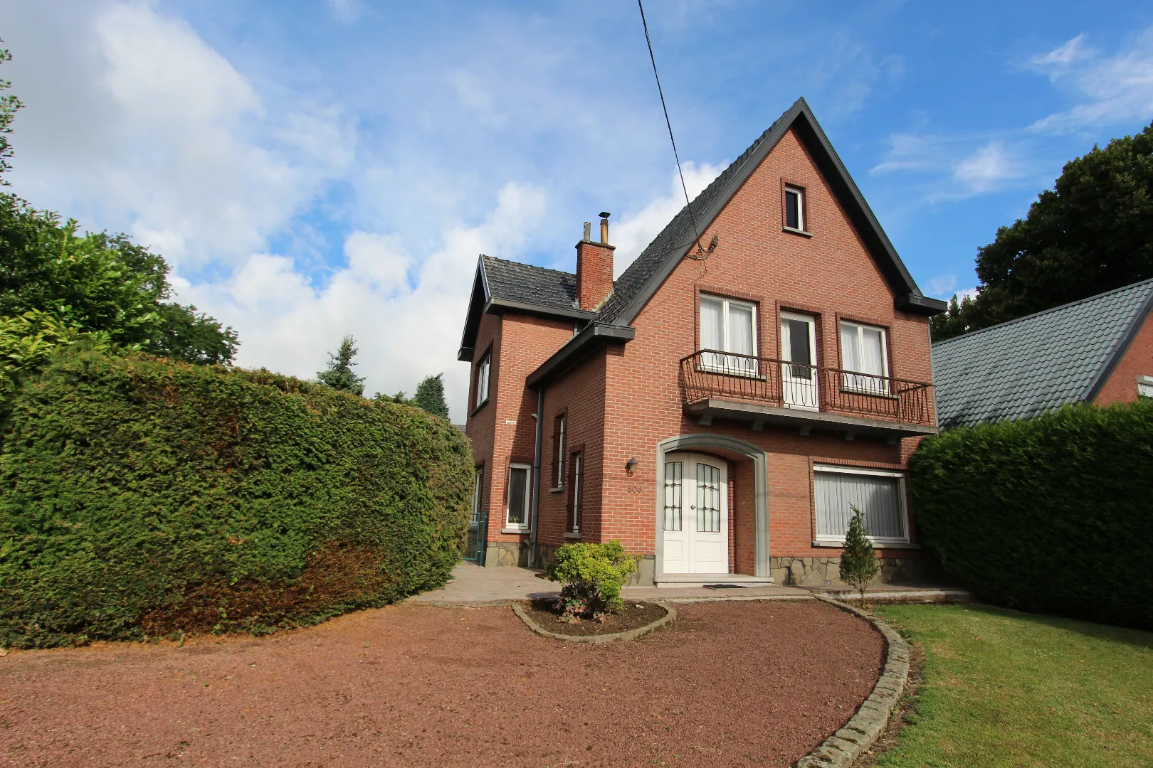 MOOIE GEZINSWONING MET GROTE TUIN EN GARAGE - Voorgevel