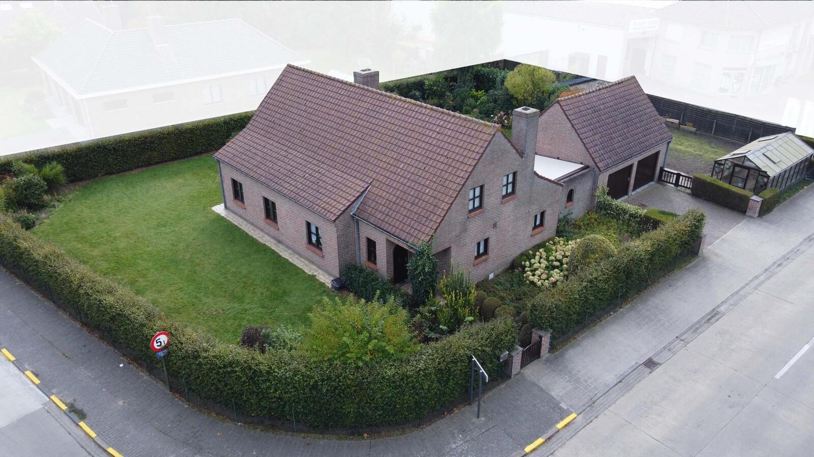 Ruime alleenstaande woning met dubbele garage te Koekelare 
