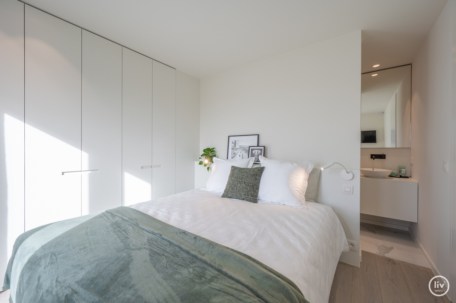 Prachtig gerenoveerd appartement op een topligging met frontaal meerzicht aan het zegemeer te Knokke. 