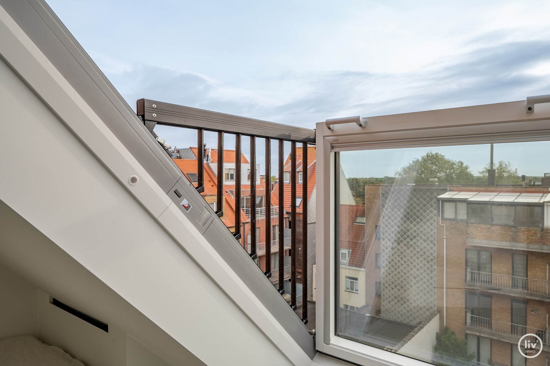 Prachtig gerenoveerd duplex appartement met ruim Westgericht terras gelegen op de Lippenslaan te Knokke. 