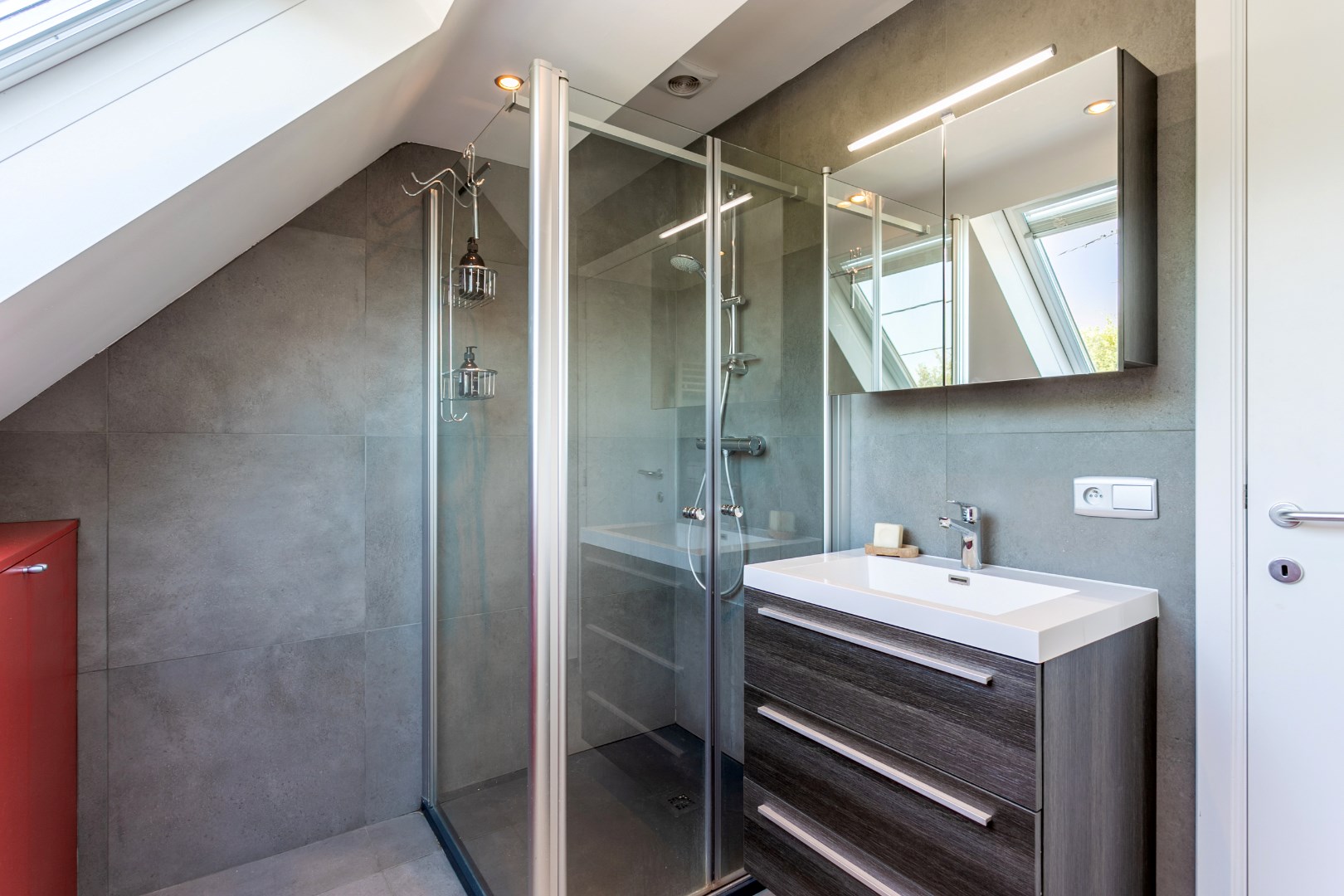 Instapklare woning met 3 slpks, garage en tuin te Halle 