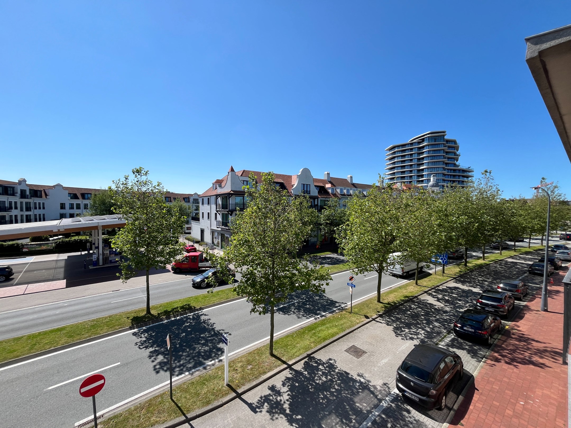 Te renoveren appartement genietend van open zichten, vlakbij het centrum van Knokke. 