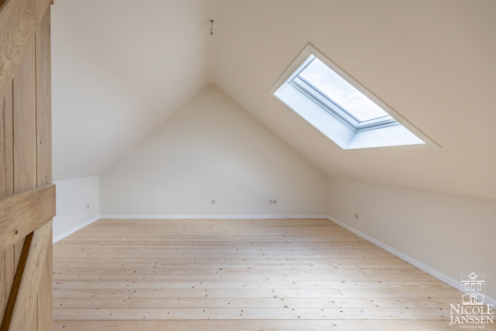 Tweeruime slaapkamer op de derde verdieping/zolder