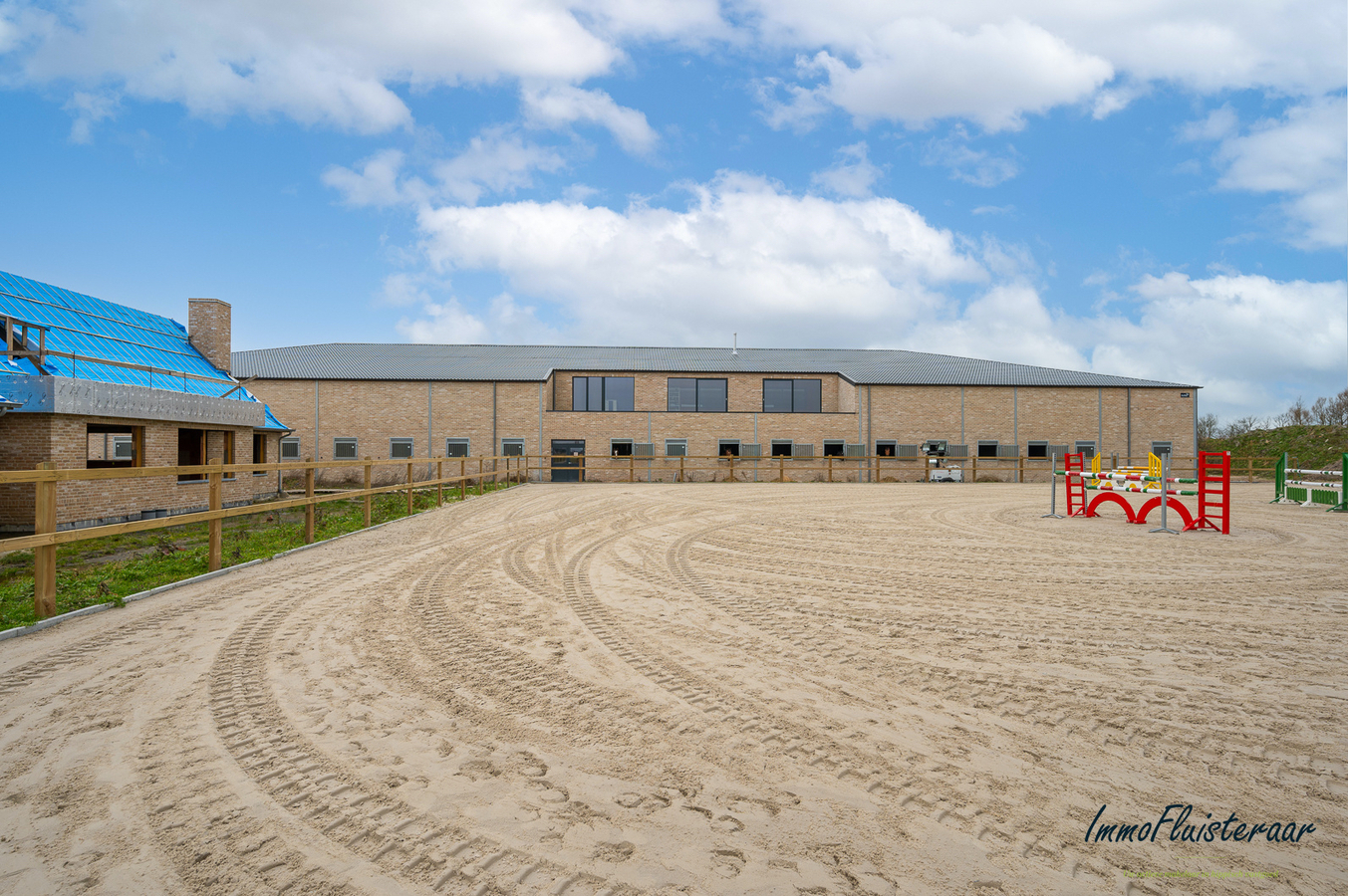 Nieuwbouw hippisch centrum met casco villa te West-Vlaanderen. 