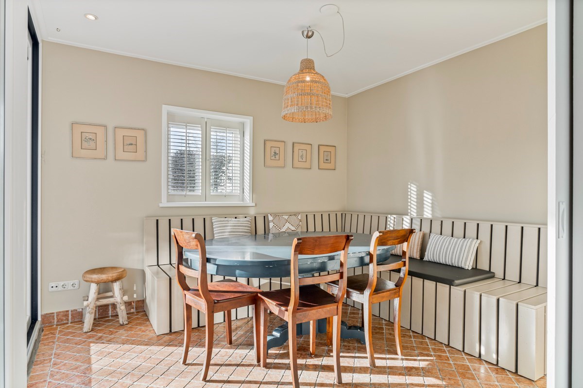 T.A. Makelaardij biedt aan:  Reigerlaan 10 te Kamperland; moderne architectonische vrijstaande villa met extra brede vrijstaande garage en royale private tuin rondom. 