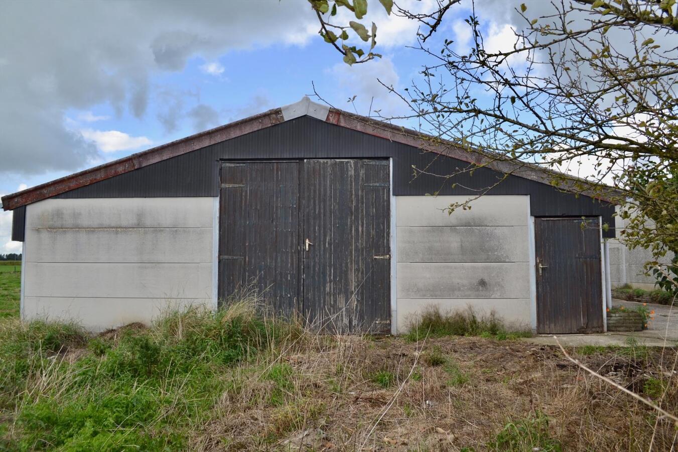 Woning met loodsen en koestal op ca. 6.423m&#178; te Oudenaarde 