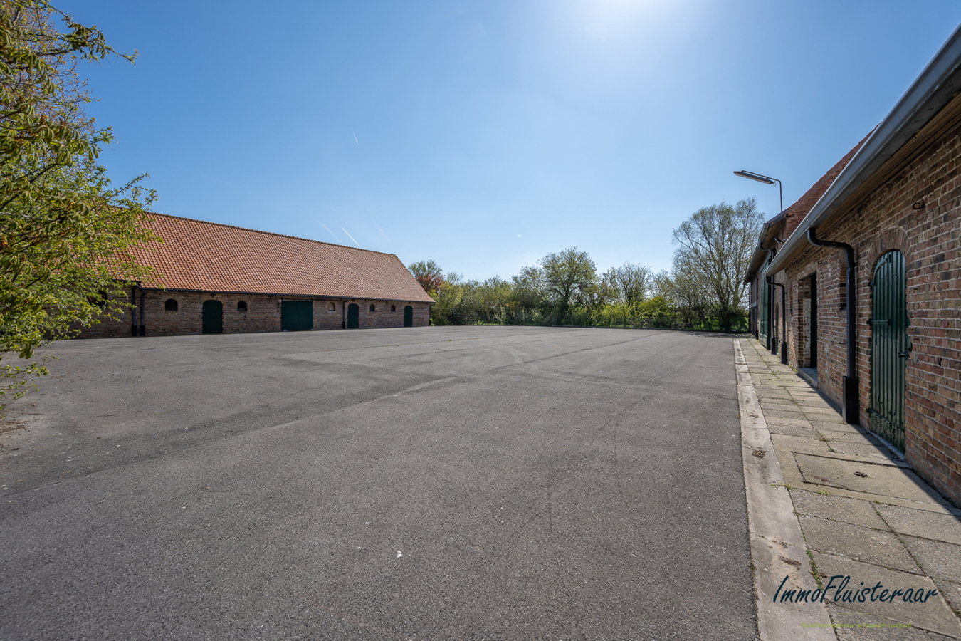 Karakteristieke hoeve met ruime bijgebouwen met tal van mogelijkheden gelegen te Lo-Reninge op 3,5ha. 