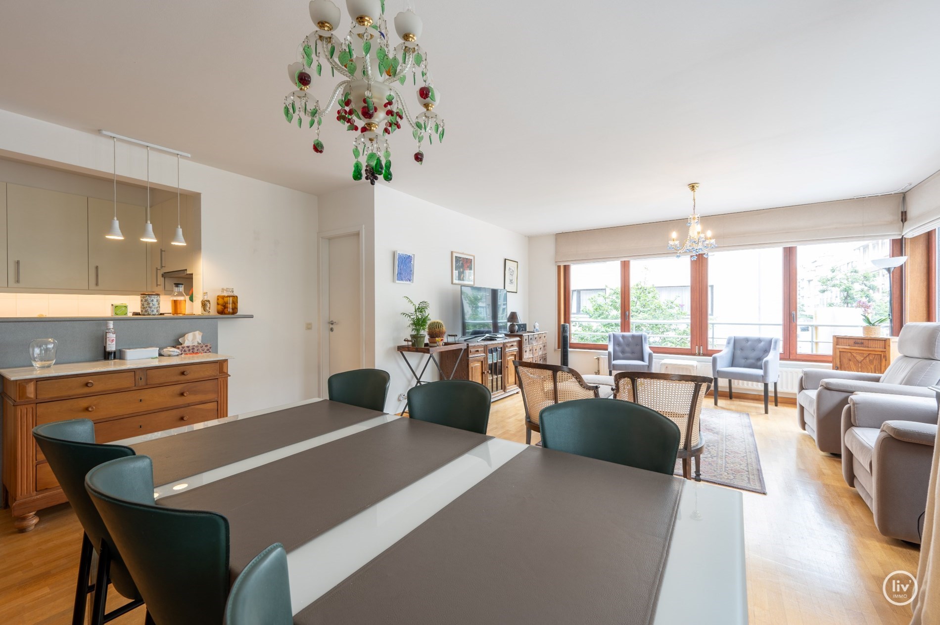 Lichtrijk hoekappartement met twee volwaardige slaapkamers gelegen in het centrum van Knokke. 