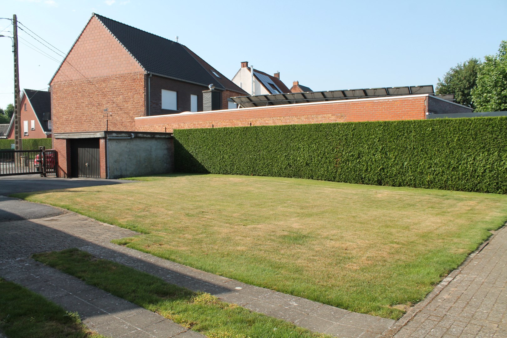 Grote en stevige woning, met garages, bergruimte en tuin op 1.324m&#178; 