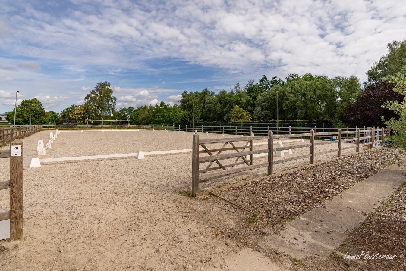 Uniek landhuis met uitgebreide paardenaccommodatie op ca. 1ha te Diepenbeek 