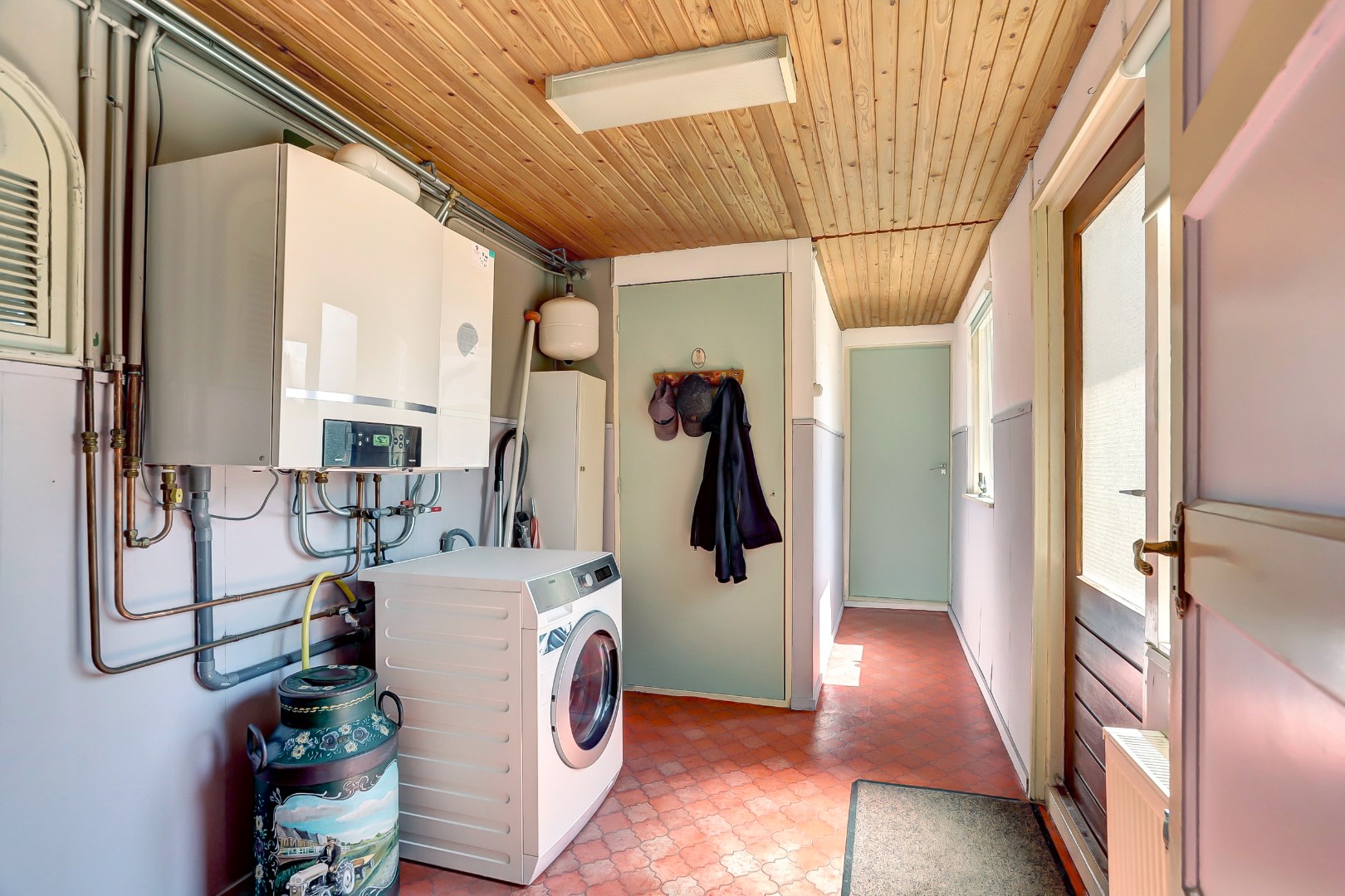 Voor het eerst sinds 1967 weer beschikbaar! Deze karaktervolle jaren ’30 woning met diepe tuin, bergingen en slaapkamer op de begane grond wacht op een nieuwe toekomst. 