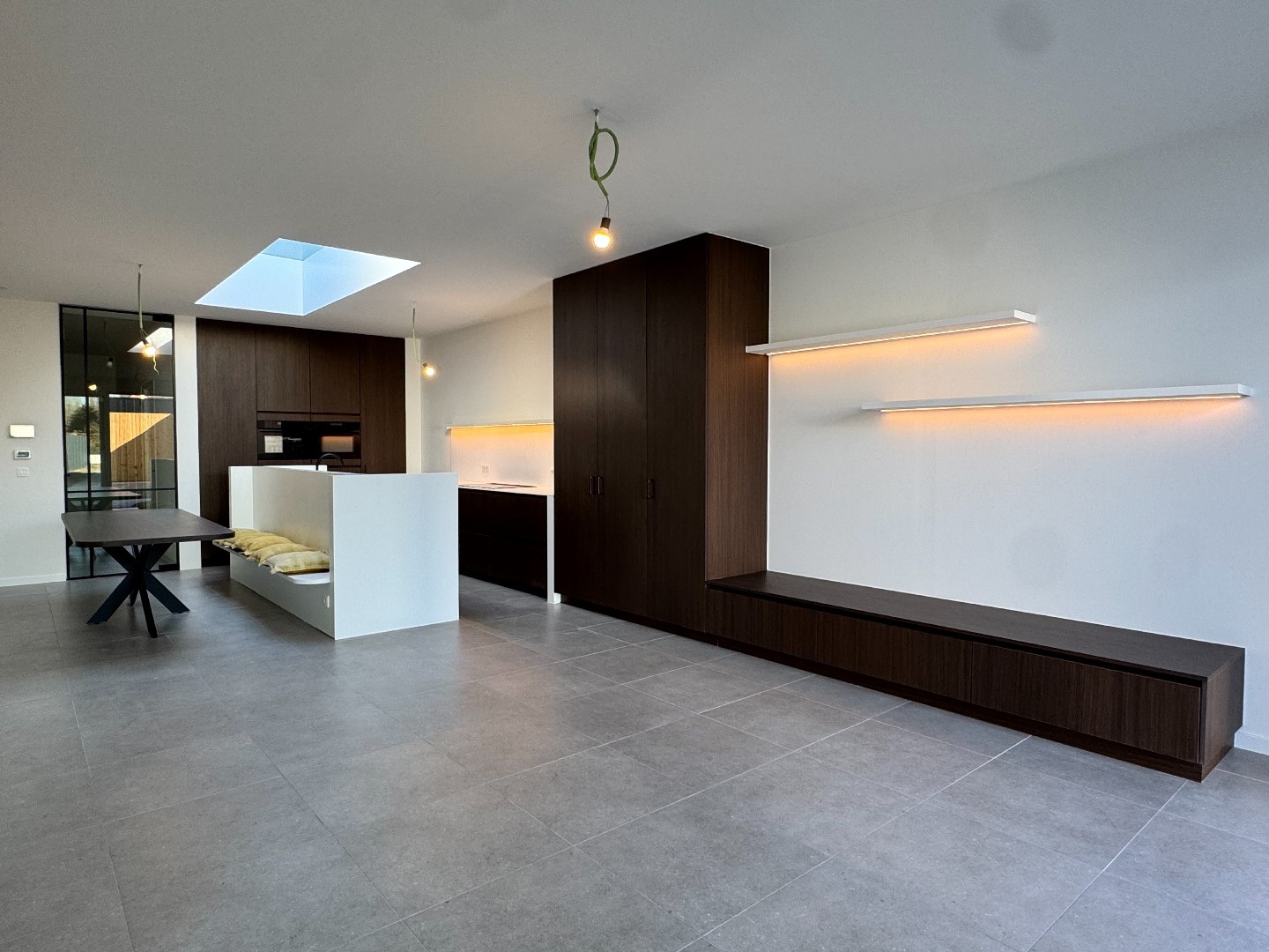 Instapklare, gerenoveerde woning met tuin, uitweg en carport 
