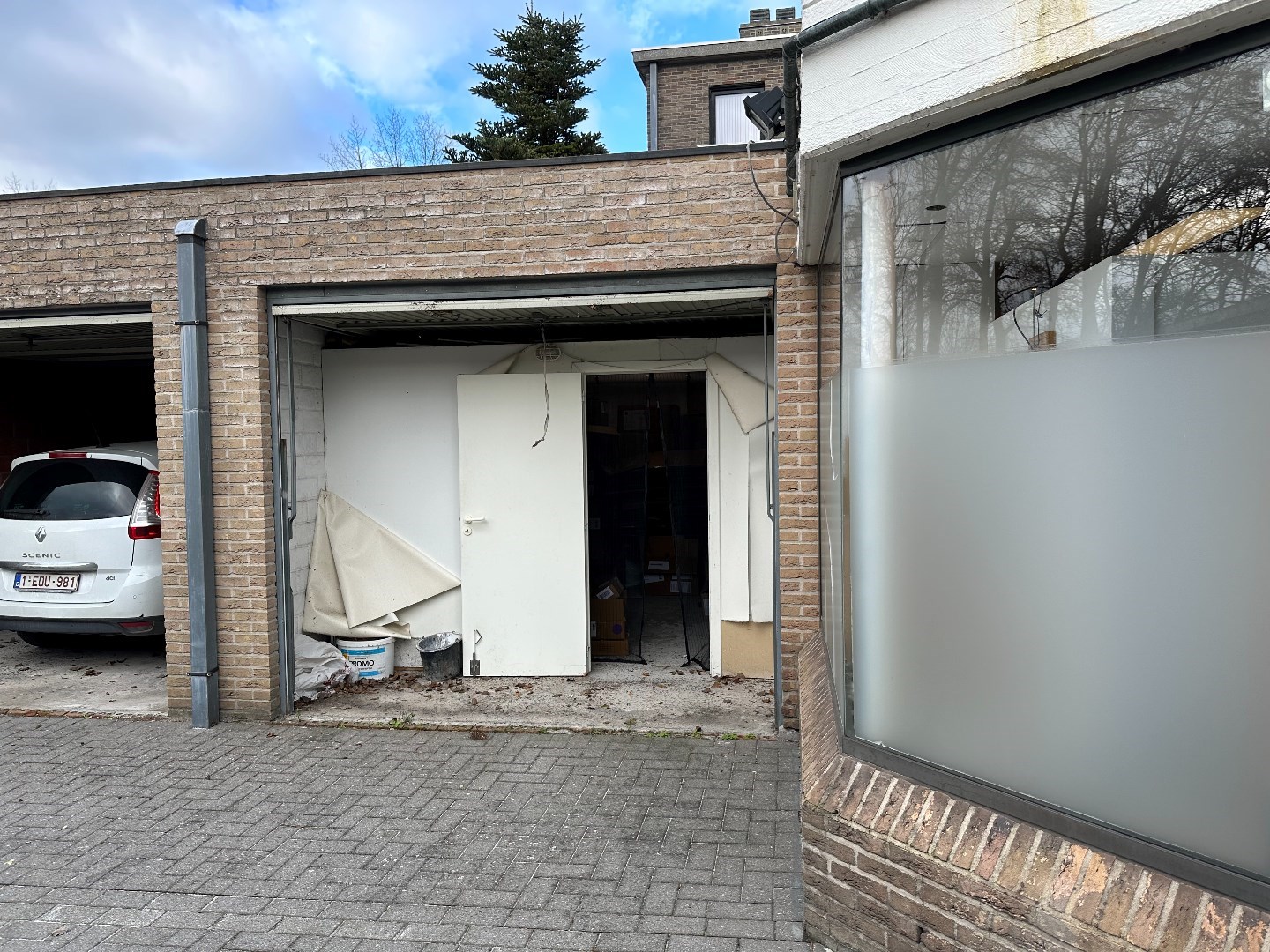 Handelspand van 150 m&#178; met aangebouwde garage en veel parkeermogelijkheden 