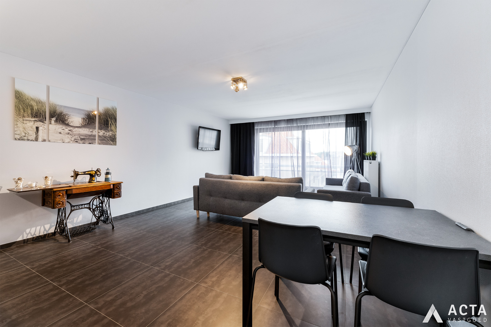 Prachtig gerenoveerd appartement met twee slaapkamers in Mariakerke! 