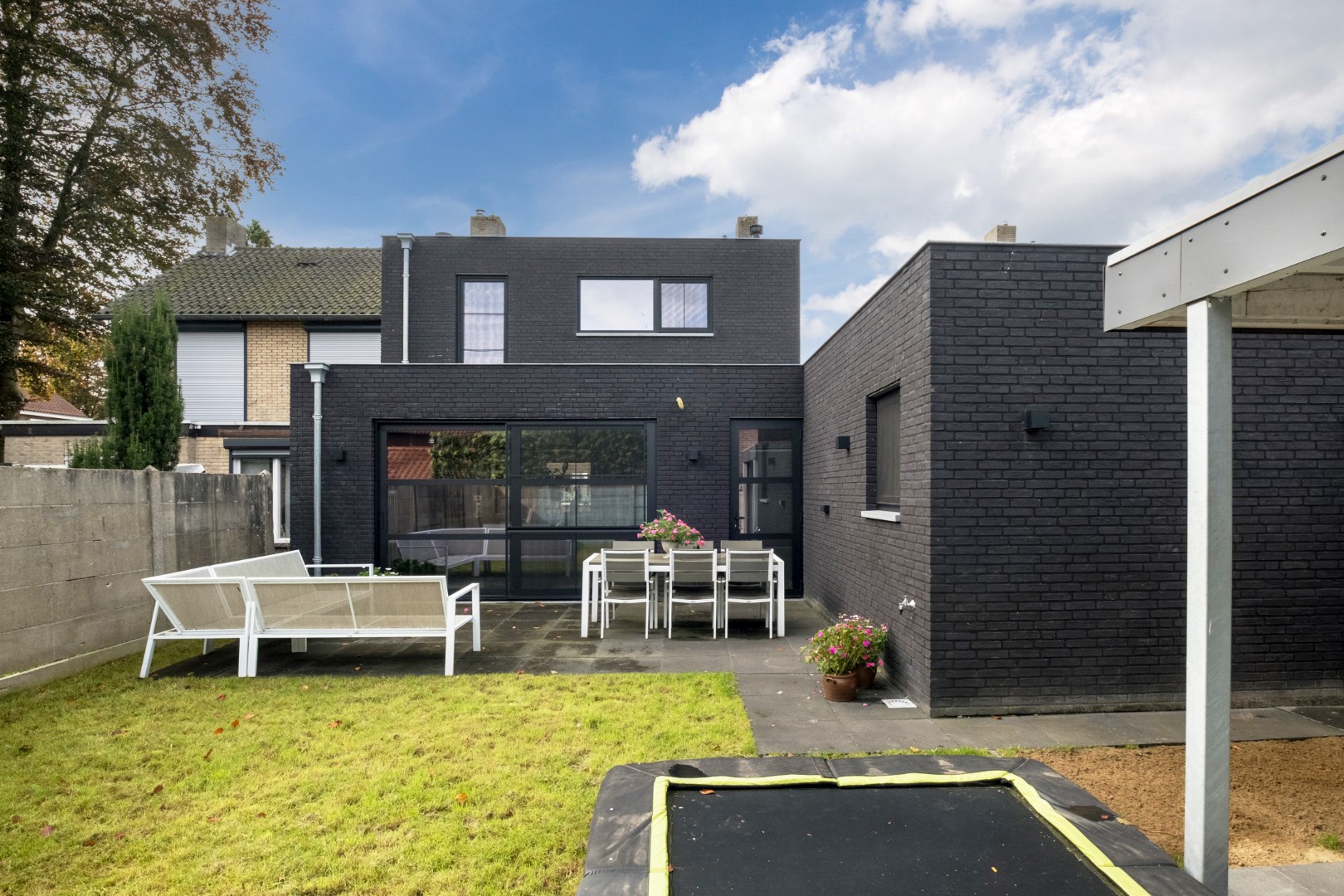 Beneden en boven uitgebouwde en modern afgewerkte tweekapper met berging en tuin gelegen aan een doodlopende straat nabij scholen en het centrum. Energielabel C. 