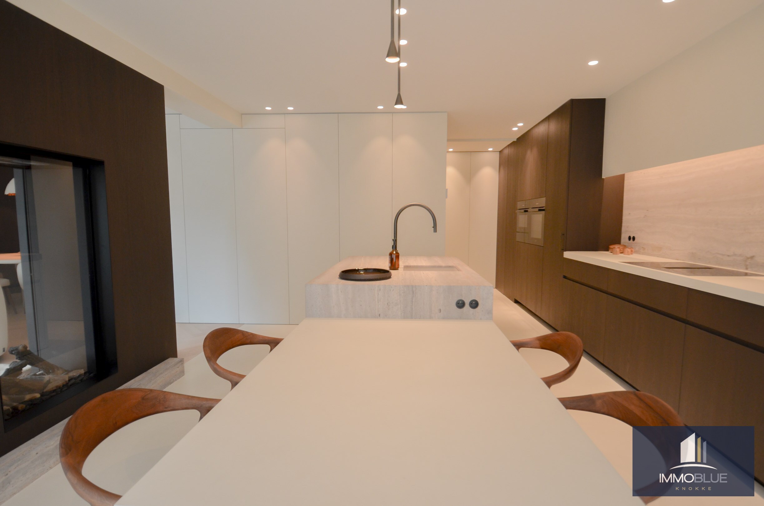Uitzonderlijk ,tijdloos volledig gerenoveerd appartement met een open zicht . 