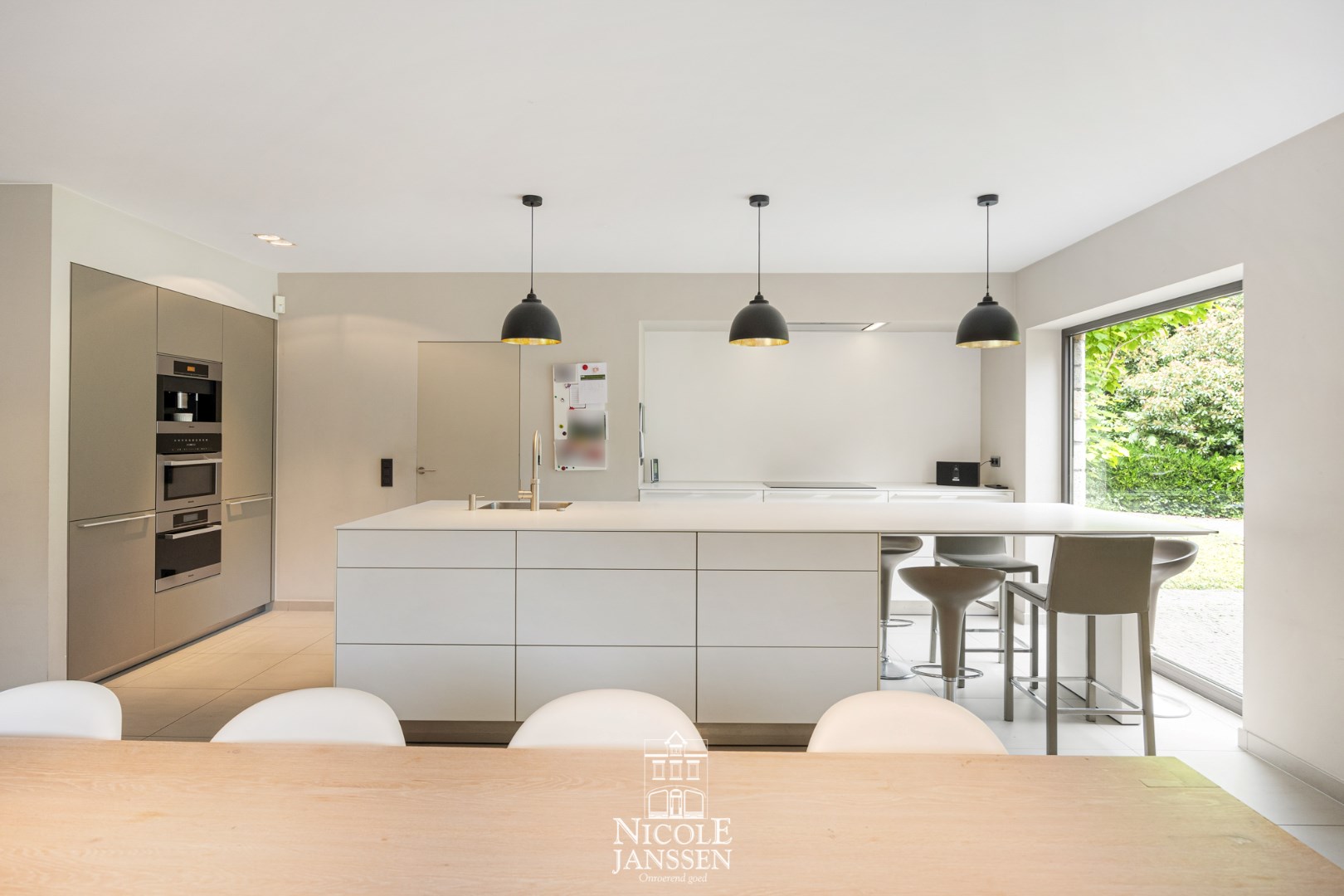 Moderne, luxueuze keuken met ruimte om te dineren