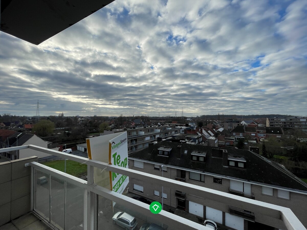 Lichtrijk appartement met twee slaapkamers en garage op een centrale ligging te Roeselare 