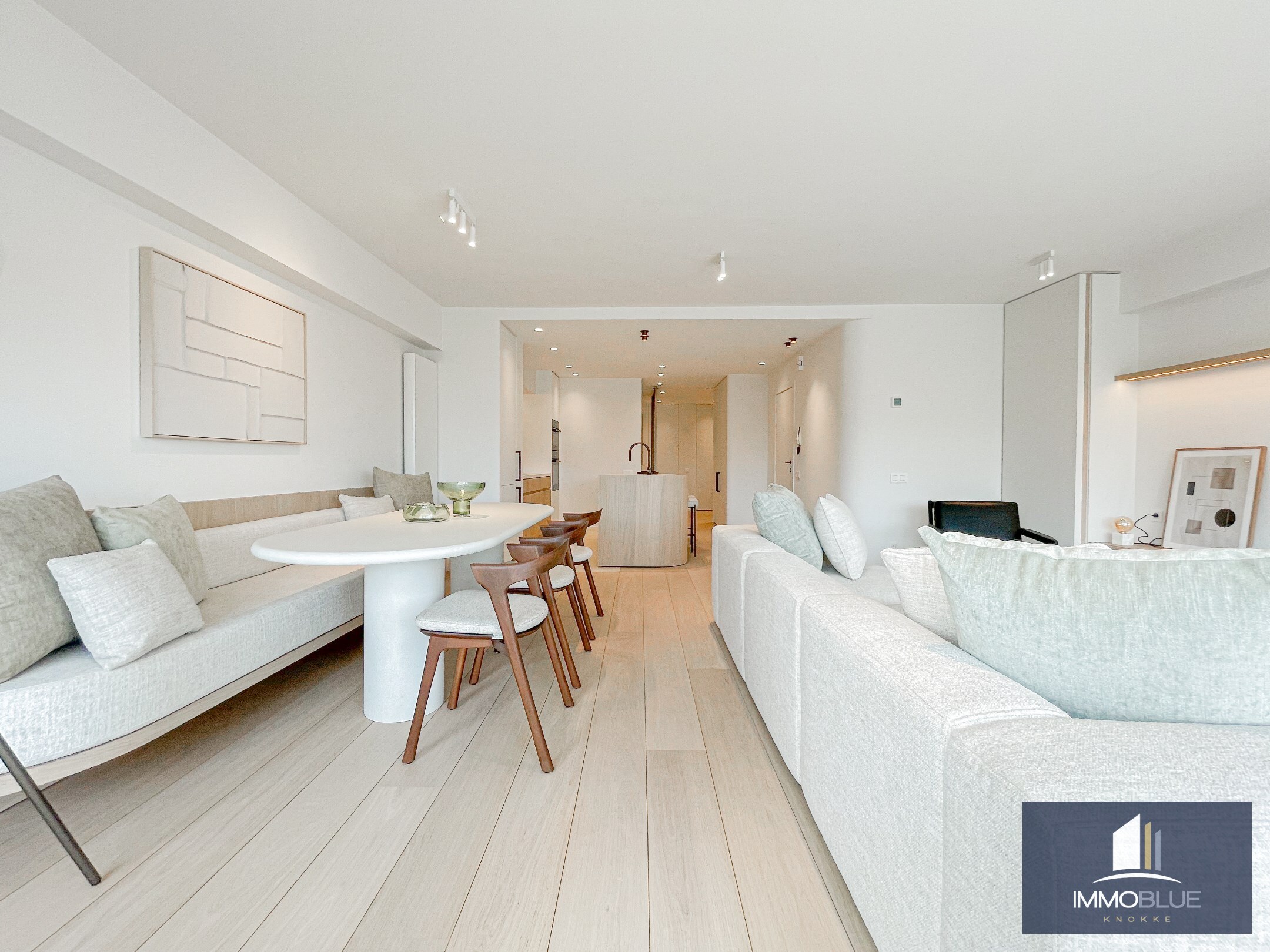 Volledig gerenoveerd, tijdloos appartement met open zicht en een royale gevelbreedte. 