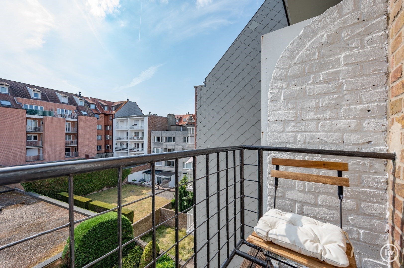 Volledig gerenoveerd 2 slaapkamer-appartement met een magnifiek OPEN ZICHT over de villa&#39;s te Churchilllaan. 